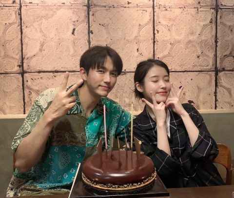 超经典男女合唱《唠叨》已经10周年！林瑟雍公开与IU的合照，玉泽演也一起呢！