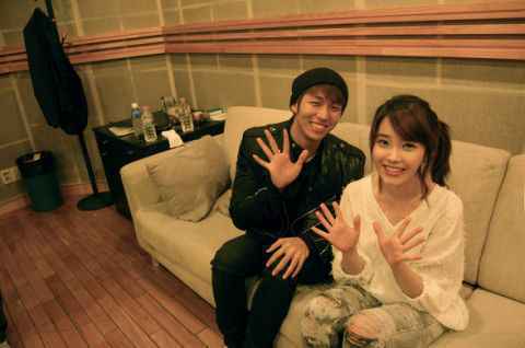 超经典男女合唱《唠叨》已经10周年！林瑟雍公开与IU的合照，玉泽演也一起呢！