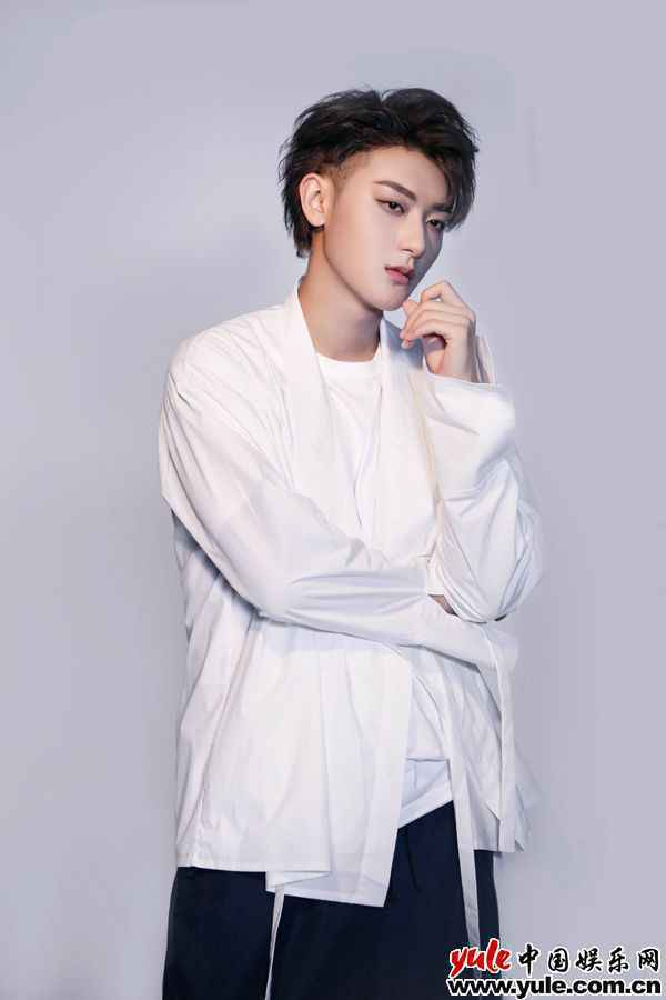 黄子韬新歌《你》唱给爸爸 剧情MV忆角色悲情人生