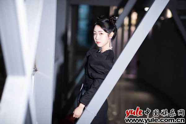 石玺彤发布首张EP《礼物》《说唱新世代》选手们有爱互动