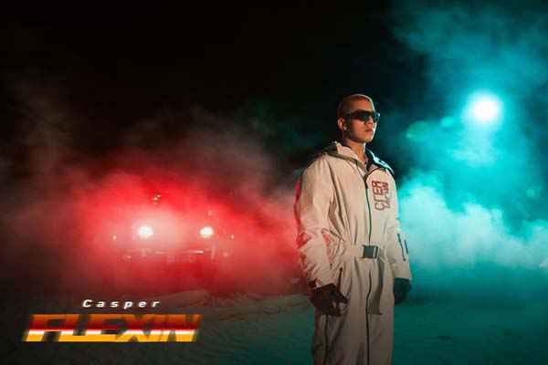 卡斯柏新单《Flexin》MV上线，轻科幻风质感十足