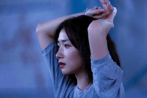 万茜李庚希《兔子暴力》曝东京电影节版海报 影片首映大获好评