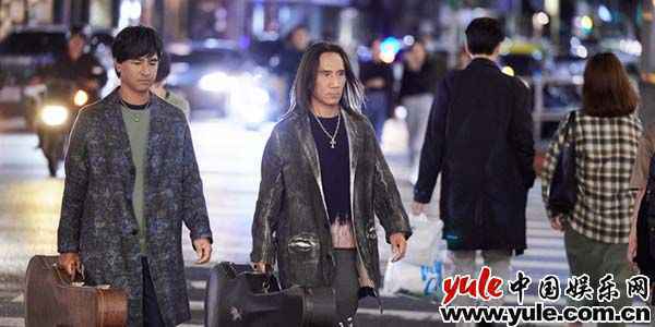 动力火车翻玩忠孝东路创回忆杀 新歌《跳上车子离开伤心的台北》MV演续作