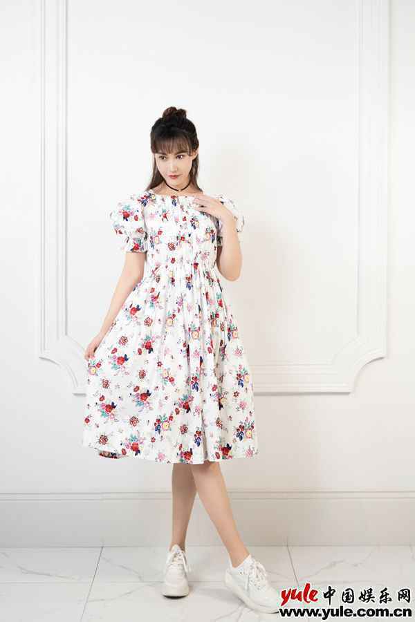 杨雪节目中分享穿搭理念 极简主义诠释时尚态度