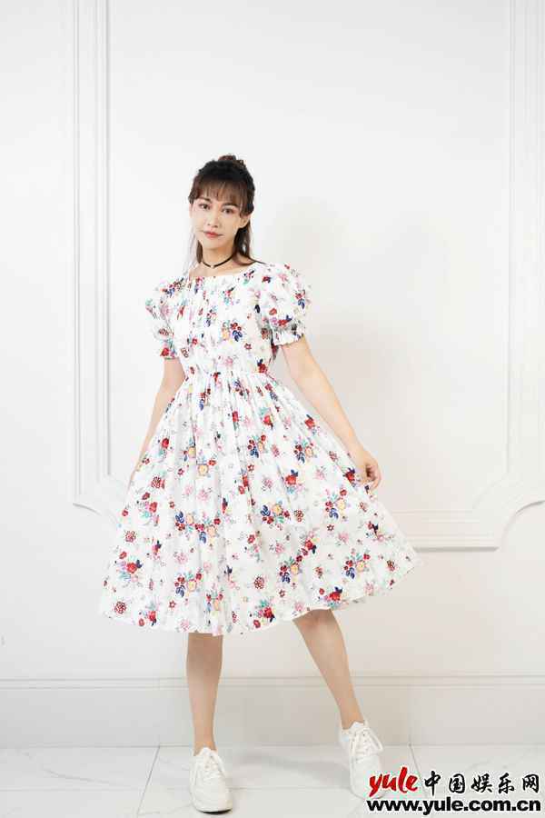 杨雪节目中分享穿搭理念 极简主义诠释时尚态度