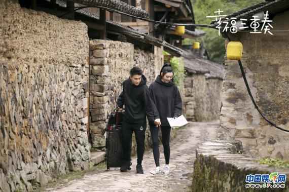 奚梦瑶何猷君《幸福三重奏》开播 西柚CP成功追星吴京