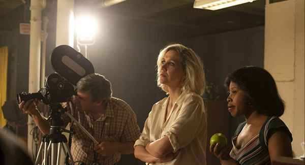 玛吉吉伦哈尔导演处女作《失踪的女儿》再曝卡司：艾德哈里斯-杰克法辛等加盟