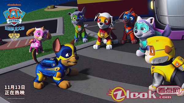 阿奇向汪汪队解释自己的救援计划 《汪汪队立大功之超能救援》今日上映 勇敢狗狗出动拯救冒险湾