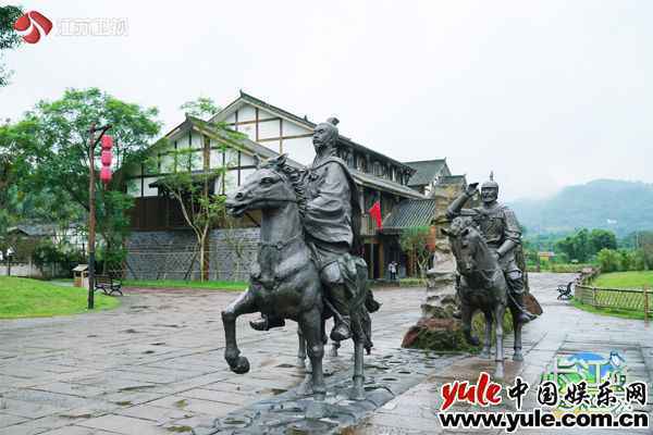 白举纲体验泸州传统工艺 《从长江的尽头回家》关注长江非遗文化传承