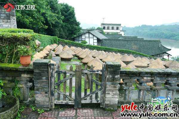 白举纲体验泸州传统工艺 《从长江的尽头回家》关注长江非遗文化传承