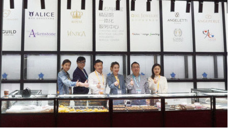 进博会千万级带货明星裙子姐姐 堪称珠宝直播的女版李佳琦