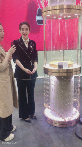 进博会千万级带货明星裙子姐姐 堪称珠宝直播的女版李佳琦