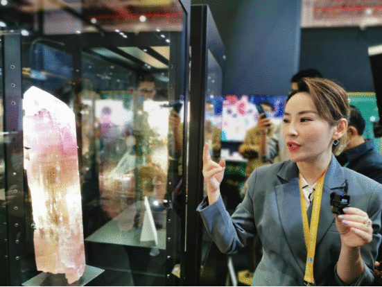 进博会千万级带货明星裙子姐姐 堪称珠宝直播的女版李佳琦