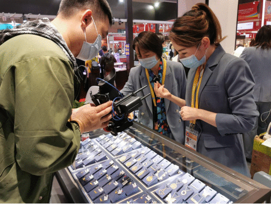 进博会千万级带货明星裙子姐姐 堪称珠宝直播的女版李佳琦