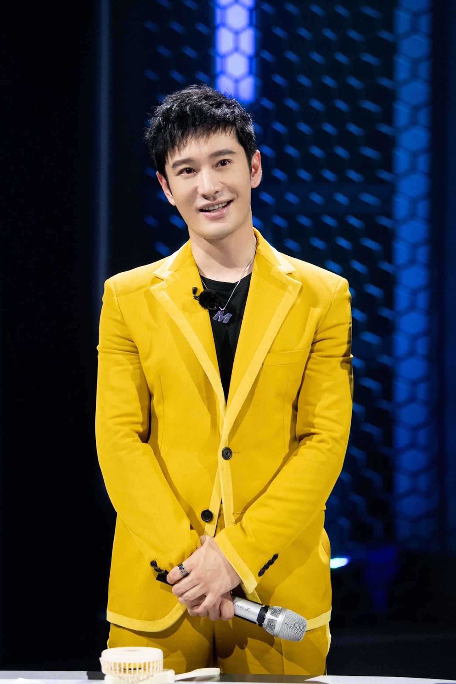 ?晓明身着“晓明?”?装 活?助?姐姐总决赛