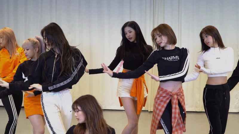 集体波浪动作在仅仅0.5秒内完成，IZ*ONE要多大的练习量才能达到这种效果？