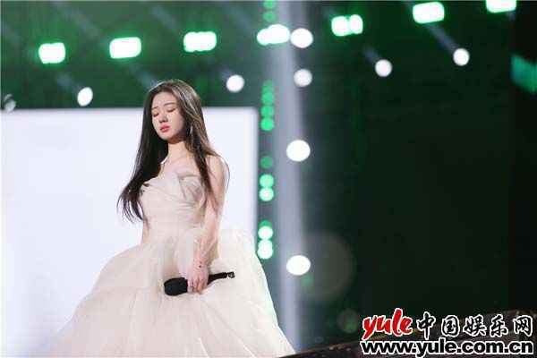 乐坛新星单依纯官宣加入百沐娱乐 携手开启音乐新时代