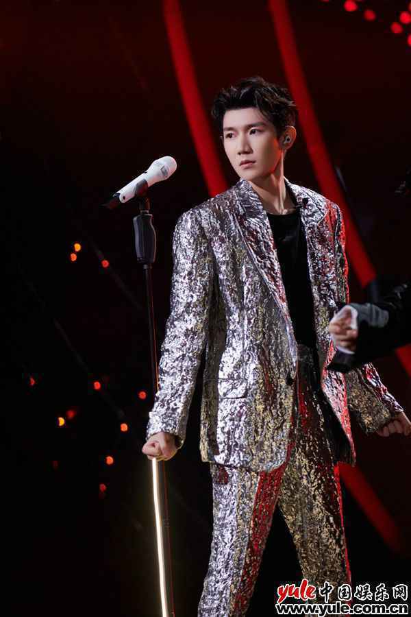 王源《我们的歌》化身“火锅英雄”成员 挑战粤语歌曲引好评