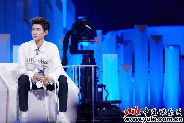 王源《我们的歌》化身“火锅英雄”成员 挑战粤语歌曲引好评