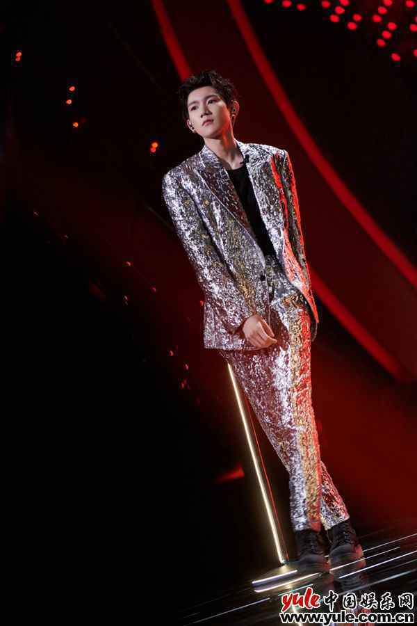 王源《我们的歌》化身“火锅英雄”成员 挑战粤语歌曲引好评