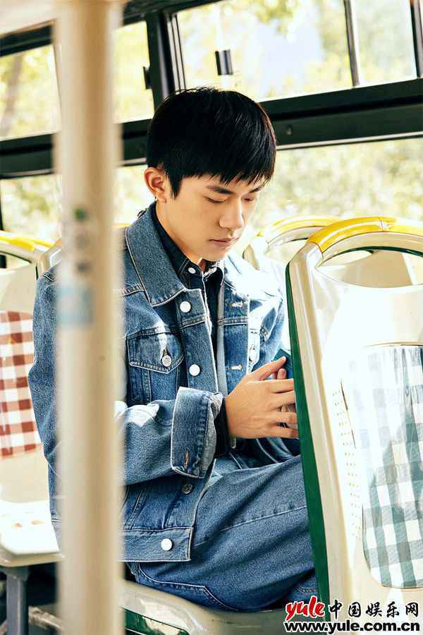 易烊千玺《爱的箴言》MV上线 象征每个人的成长历程