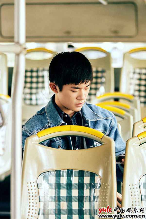 易烊千玺《爱的箴言》MV上线 象征每个人的成长历程