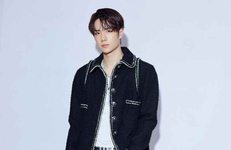 王一博看到偶像面露惊喜,不敢置信忙看台本,模样太呆萌