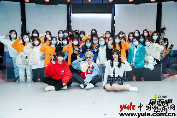 4 费启鸣拼色羊毛夹克亮相见面吧电台 现场演唱歌曲惊喜满满