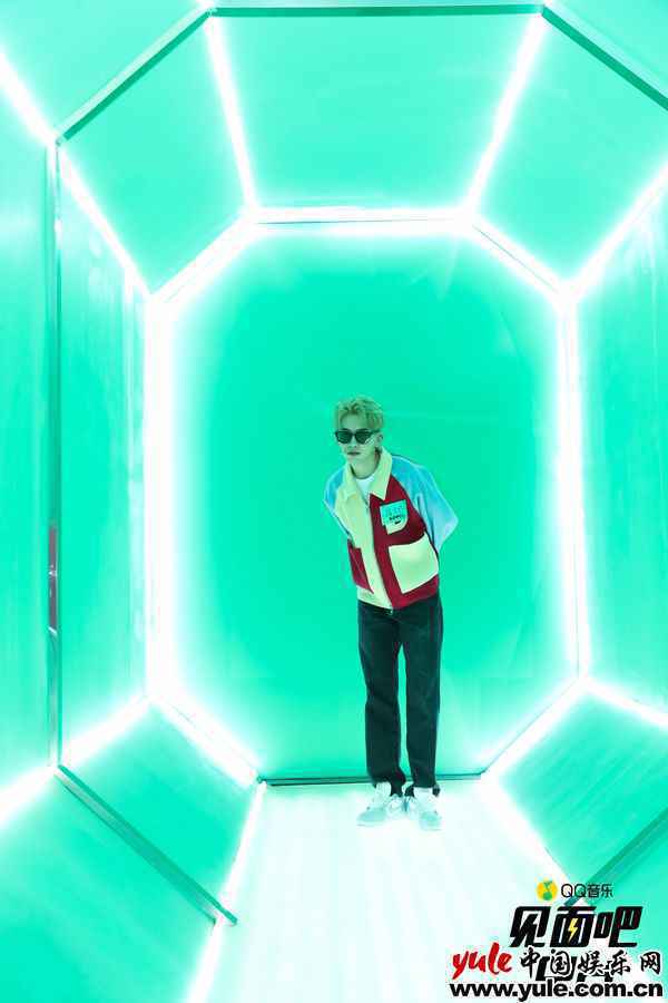 5 费启鸣拼色羊毛夹克亮相见面吧电台 现场演唱歌曲惊喜满满