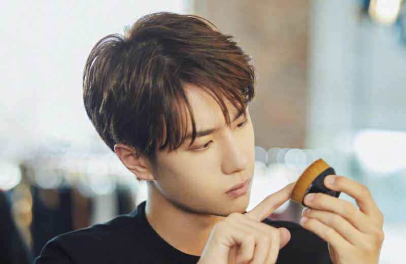 《天天向上》王一博与胡兵一起下厨,展示了一手滑板绝技