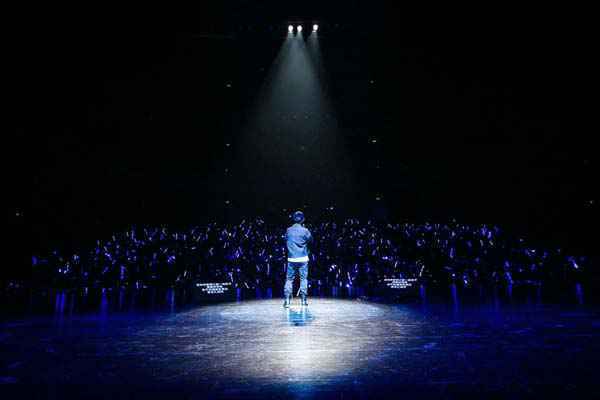 王铮亮全国巡演成都站 多年好友现身送生日惊喜