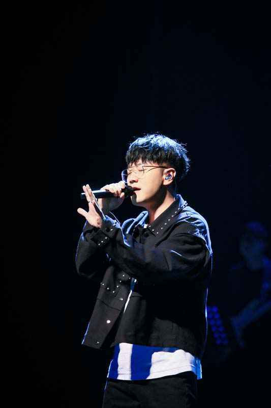 王铮亮全国巡演成都站 多年好友现身送生日惊喜