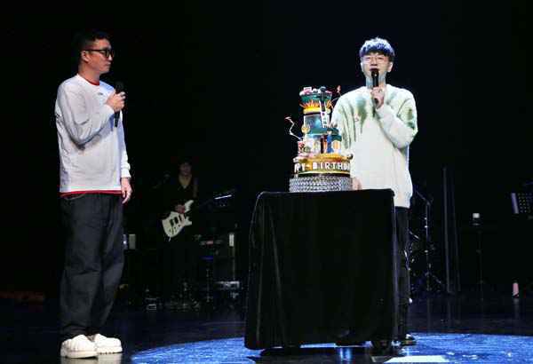 王铮亮全国巡演成都站 多年好友现身送生日惊喜