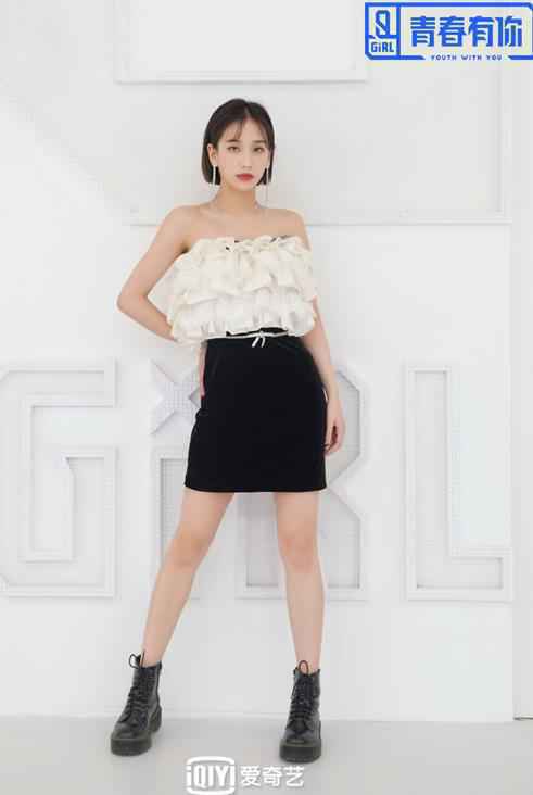 何美延《青春有你2》初舞台甜酷来袭 未来表现引期待