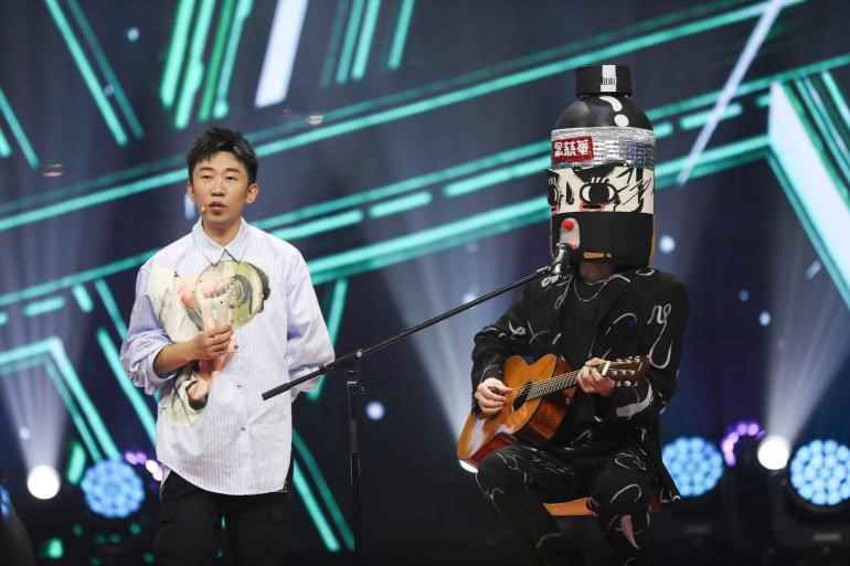 隔壁老樊《蒙面唱将》面具都挡不住的魅力，一开口就藏不住了