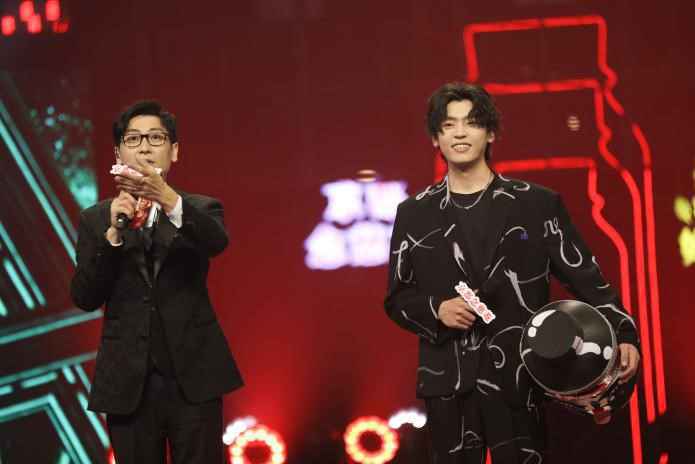 隔壁老樊《蒙面唱将》面具都挡不住的魅力，一开口就藏不住了