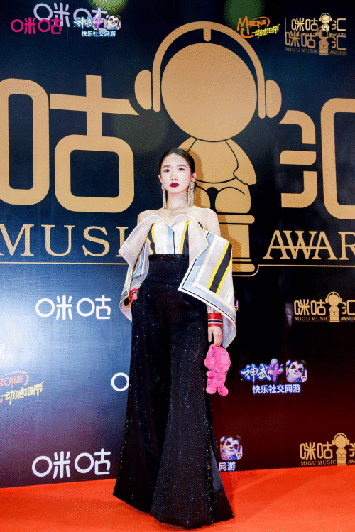 孟美岐咪咕汇飒酷红毯造型惊艳全场 新歌《Miss you》温暖首唱！