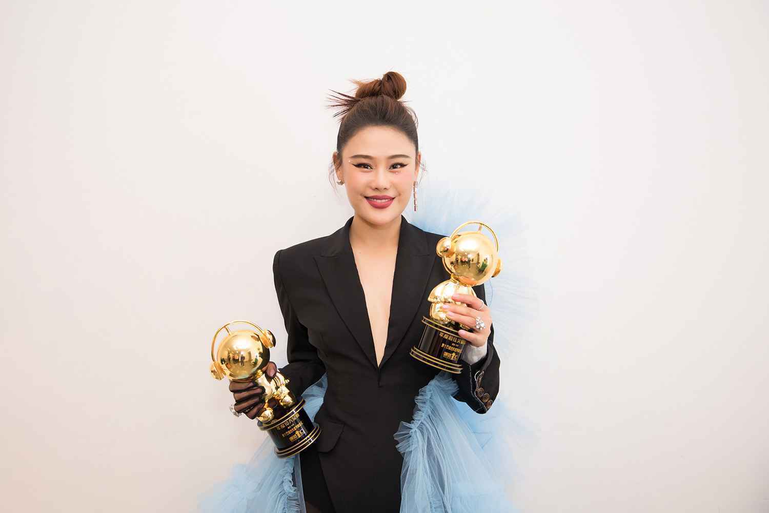 袁娅维咪咕音乐盛典火力全开 获年度最佳突破歌手大奖