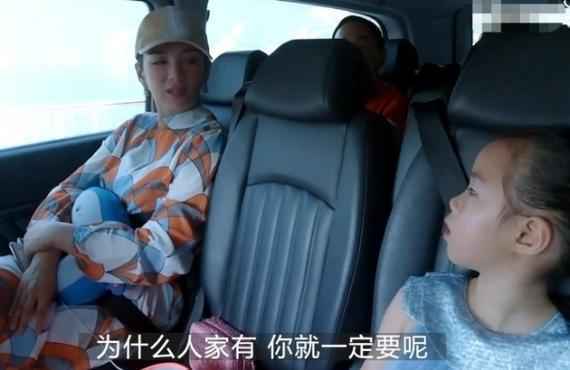 黄奕教导女儿不要攀比式购物