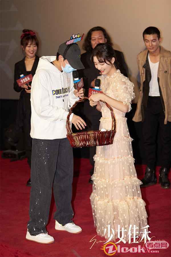 胡先煦现场为邓恩熙送礼打call 电影《少女佳禾》首映好评如潮 邓恩熙胡先煦“神仙兄妹情”惹人羡