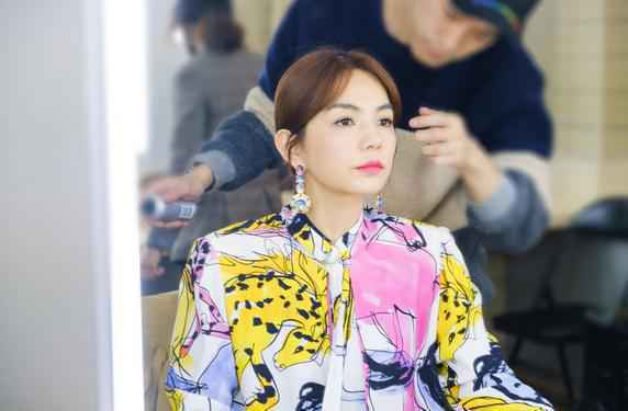 Ella 亮相《嗨唱转起来》收官夜 新年首唱引爆合作舞台