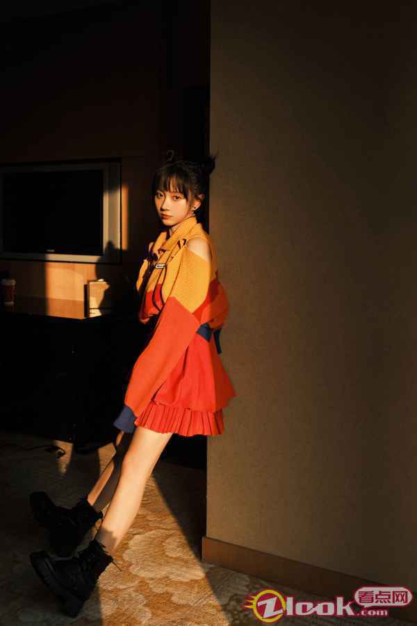 《沐浴之王》举办首映礼 卜冠今着糖果系套装现身