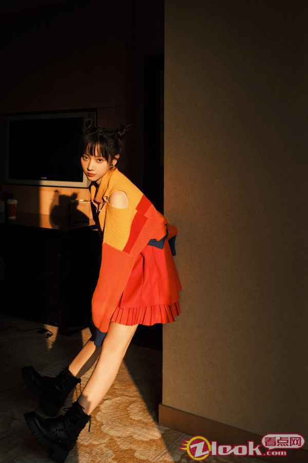 《沐浴之王》举办首映礼 卜冠今着糖果系套装现身