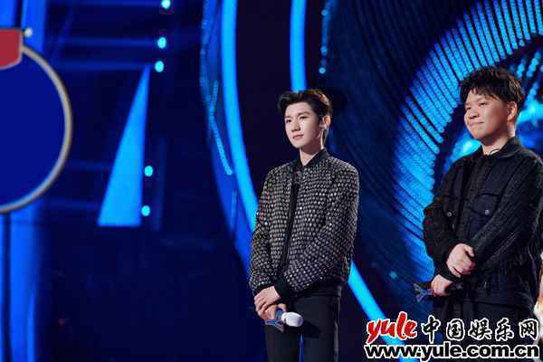 王源《我们的歌》温柔吟唱《逆光》 崭新《海阔天空》触动人心