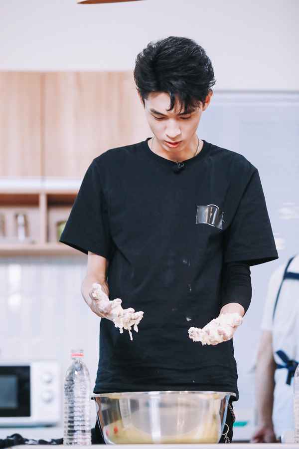 《美味夜行侠》首播，尹正、秦霄贤在重庆感受火热“夜经济”