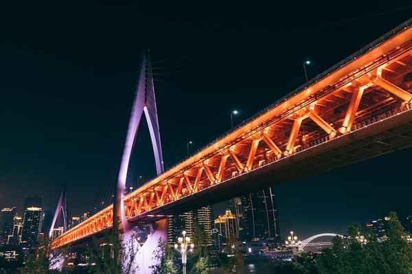 《美味夜行侠》首播，尹正、秦霄贤在重庆感受火热“夜经济”