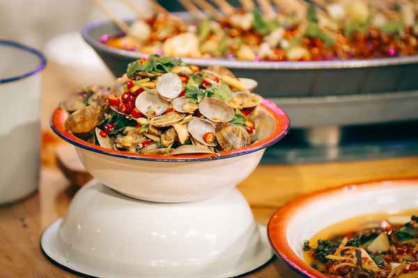 《美味夜行侠》首播，尹正、秦霄贤在重庆感受火热“夜经济”