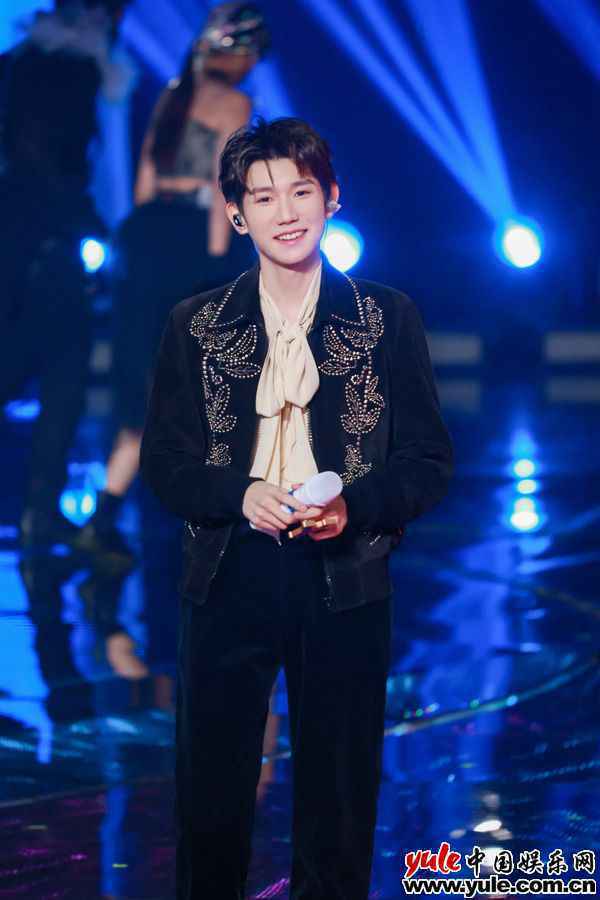 王源 《中国梦之声•我们的歌》“勤深深”惊喜回归 王源重庆话说唱嗨爆全场