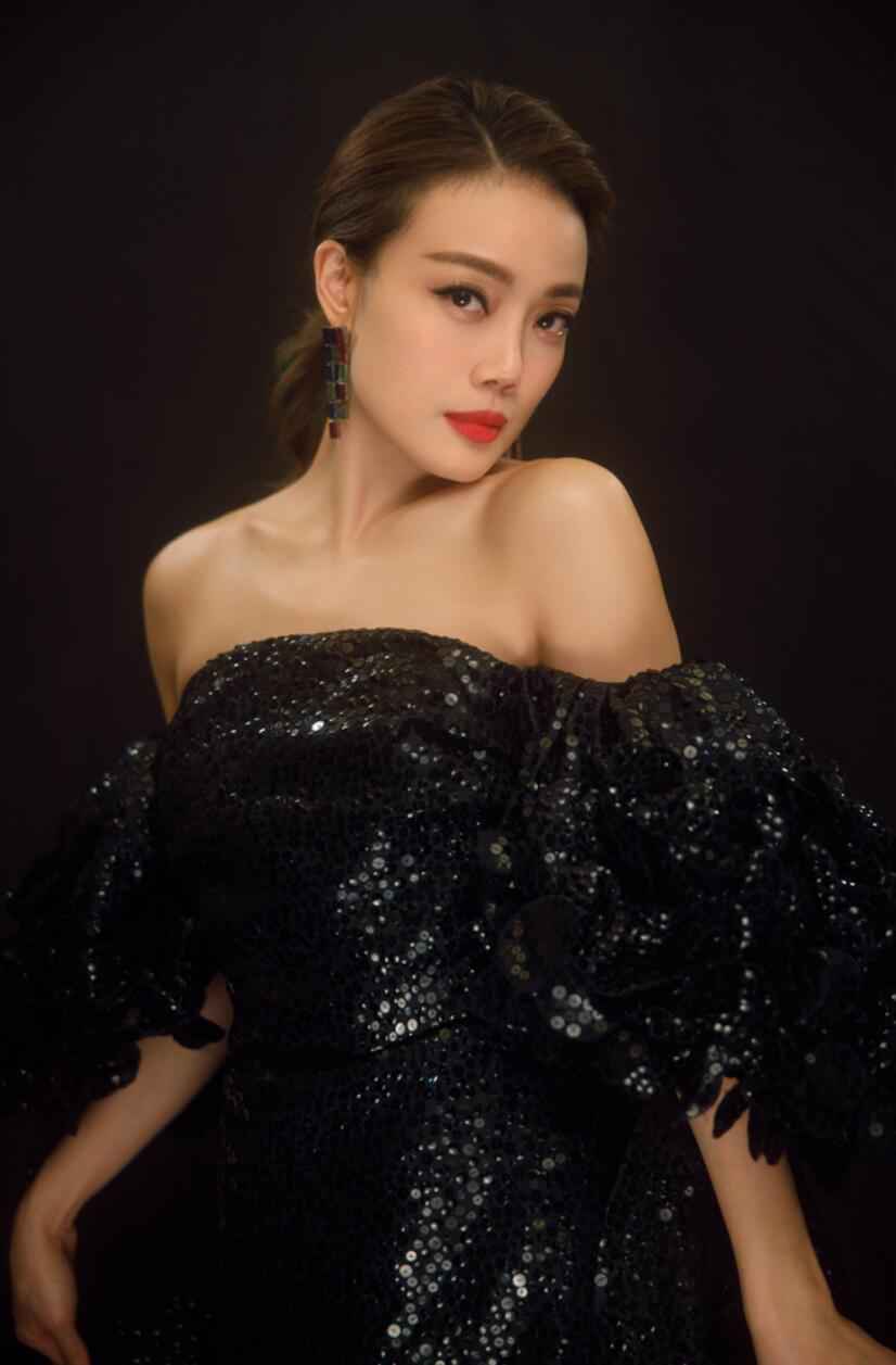 容祖儿斩获MAHB时尚先生盛典“年度歌手”荣誉 深情演唱《独照》