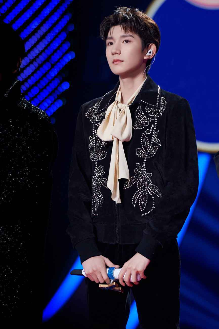 王源《我们的歌》化身“暗夜伯爵” 燃唱《血腥爱情故事》大秀solo舞蹈